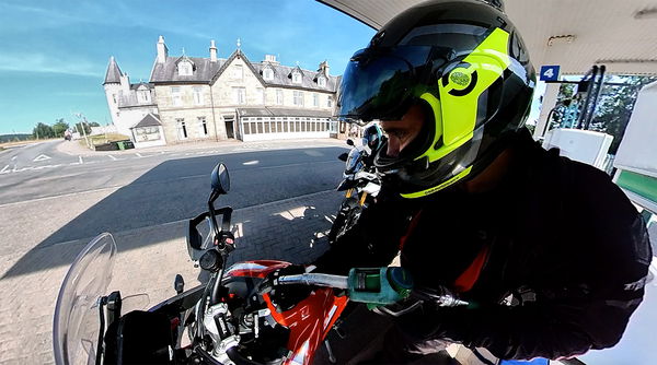 Recharge de moto à la station-service