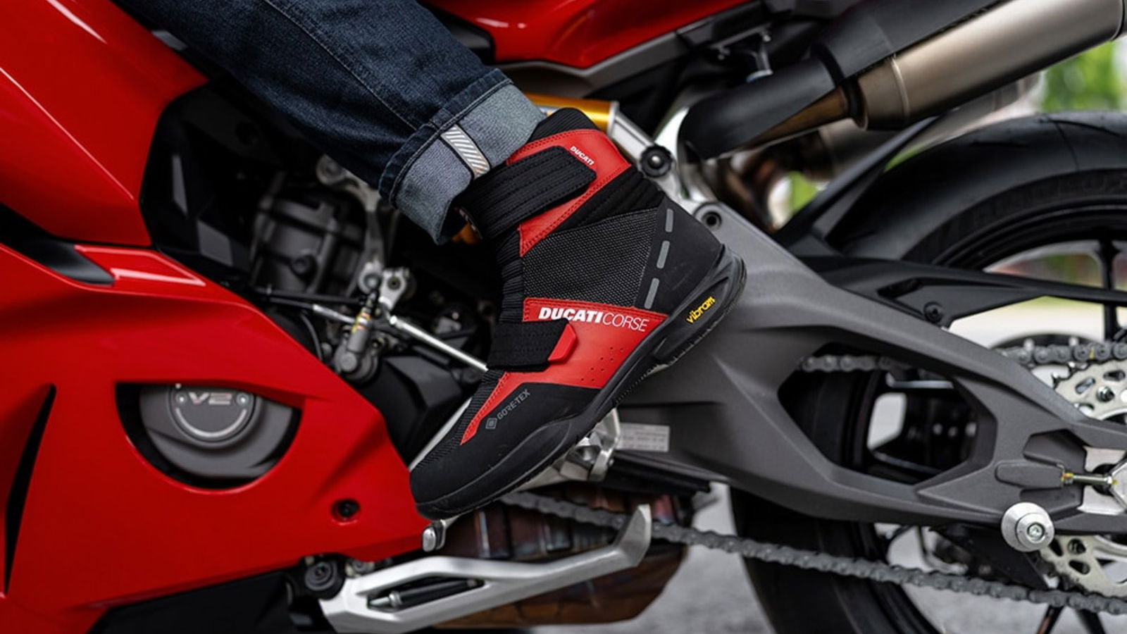 Ducati présente une paire de bottes imperméables construites par Held