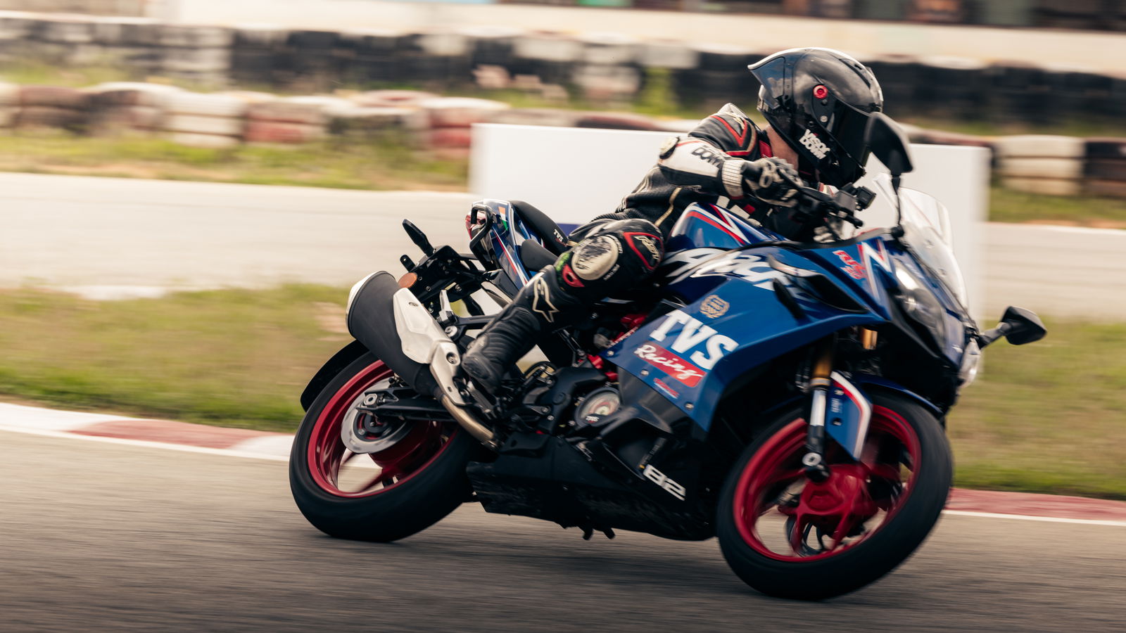 Examen, spécifications et fonctionnalités du TVS Apache RR 310