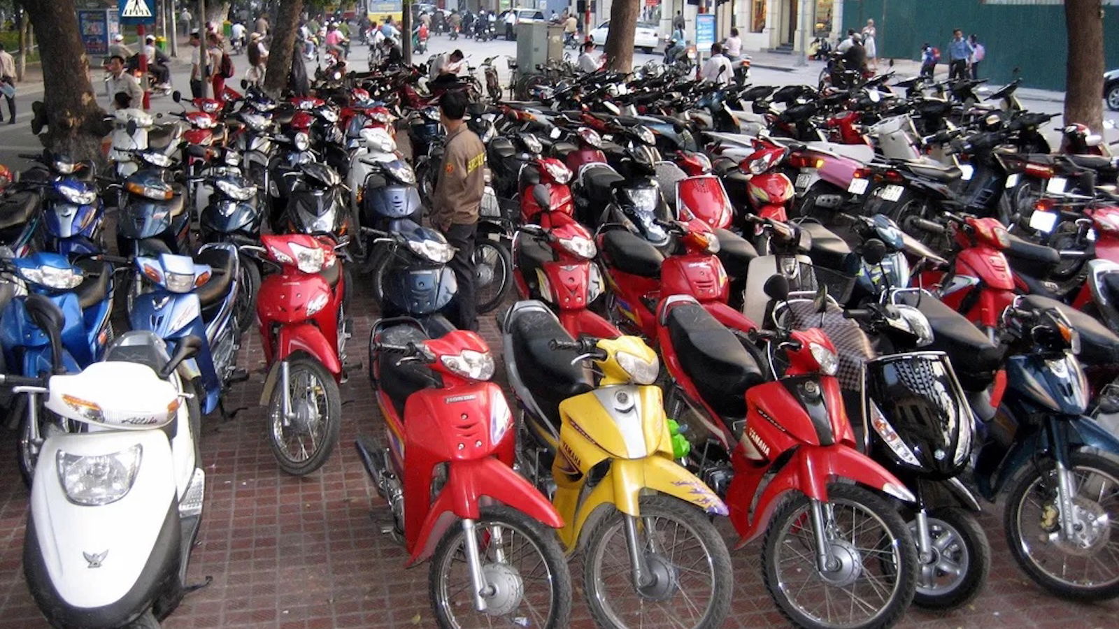 Honda en danger alors que le Japon met en garde le Vietnam contre l'interdiction des motos à essence à Hanoï