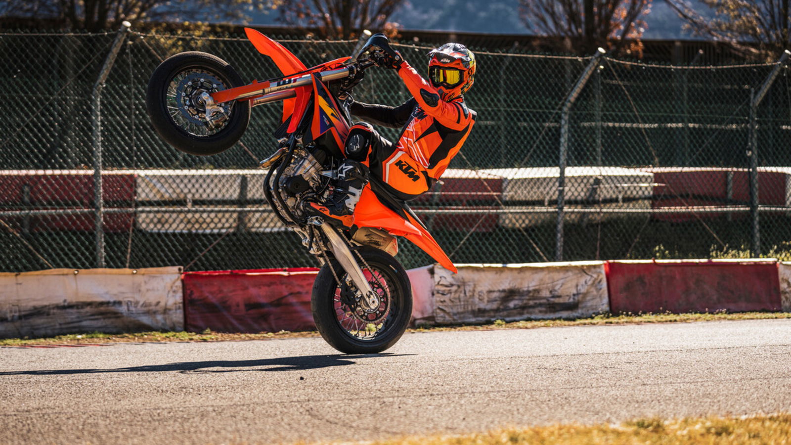 KTM dévoile le quatrième modèle supermotard 2026 avec 450 SMR mis à jour