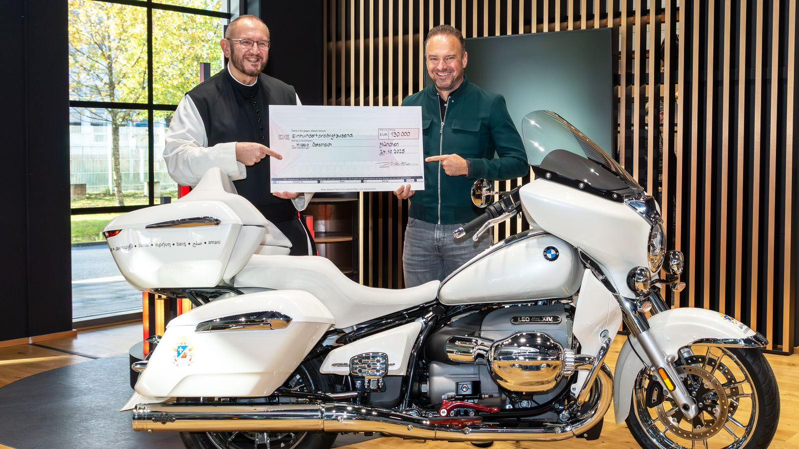 La BMW R18 Transcontinental signée par le Pape Léon trouve une nouvelle maison