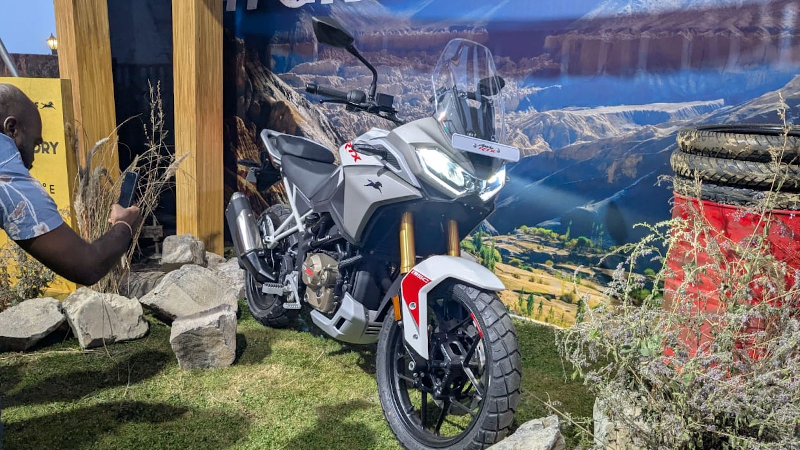 Spécifications, caractéristiques et détails du vélo d'aventure TVS RTX 300