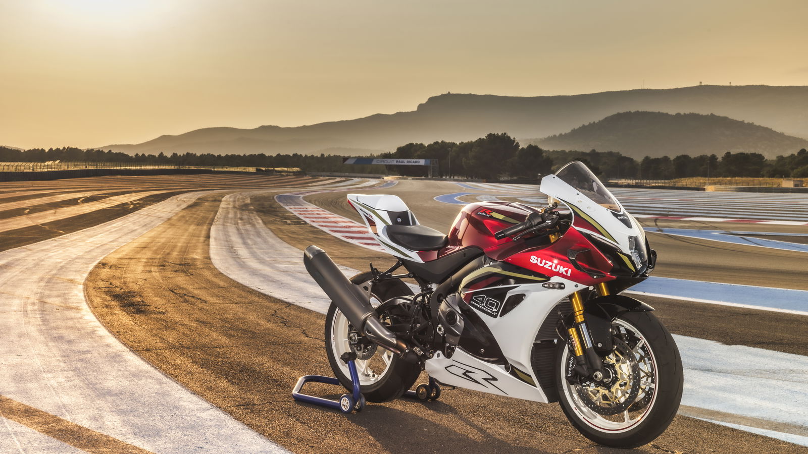Suzuki célèbre les quatre décennies de la GSX-R au Motorcycle Live