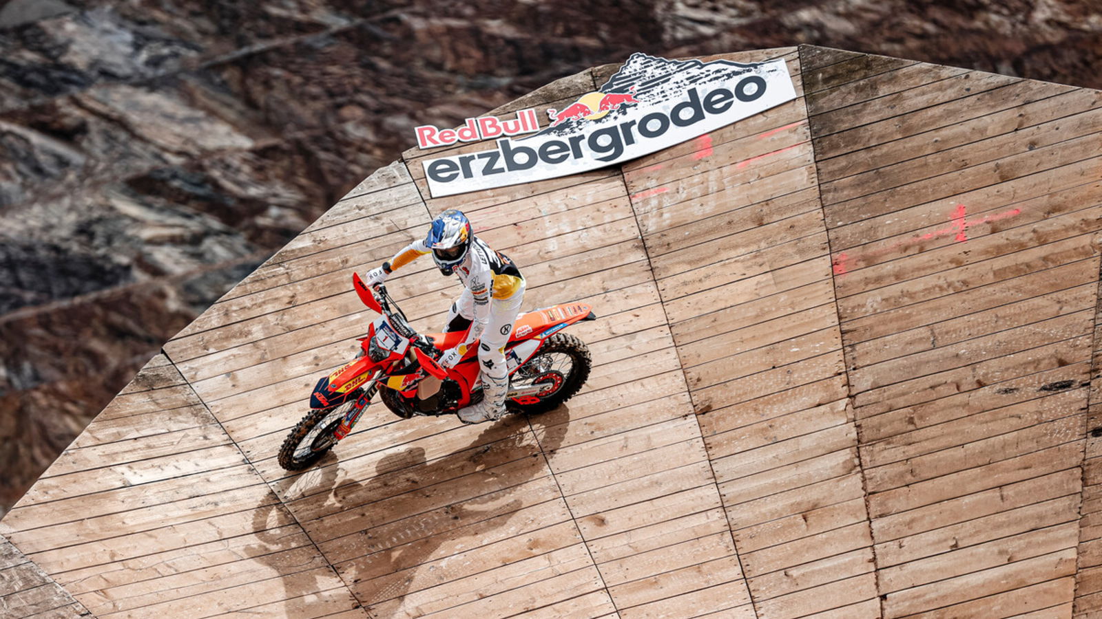 KTM obtient un important renouvellement de sponsor avec DHL Express