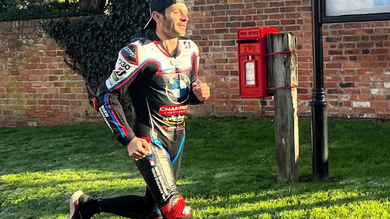La légende du WorldSBK et du MotoGP Sylvain Guintoli affronte le marathon de Londres en cuir de course