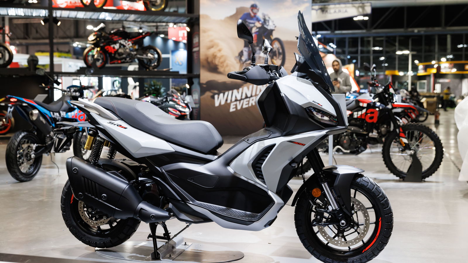 La nouvelle Aprilia SR GT 400 est un crossover entre scooter et moto