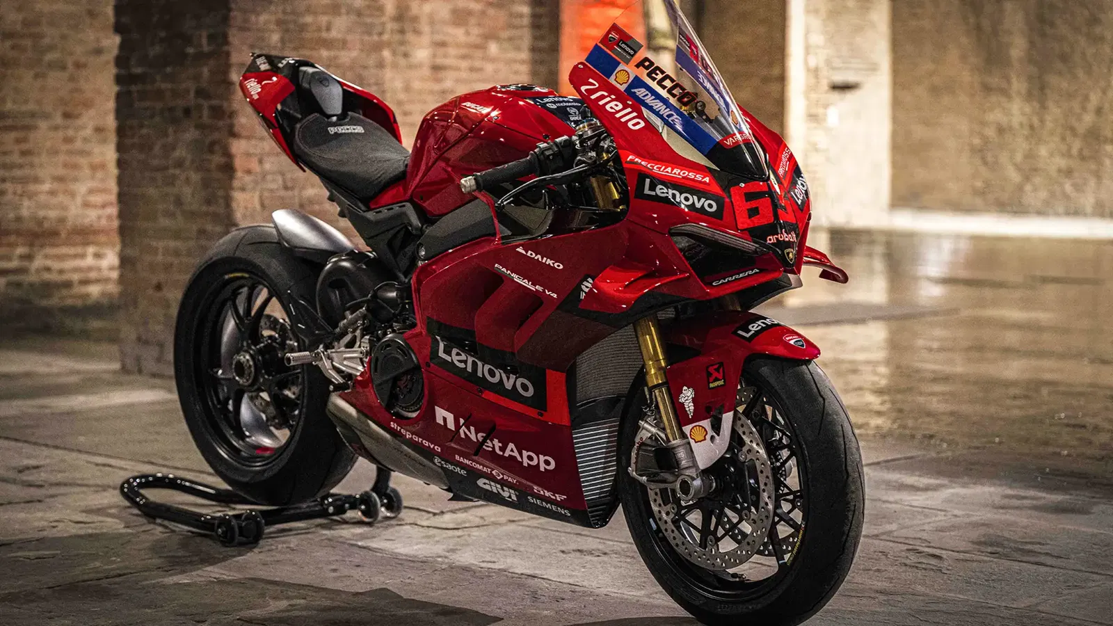 La toute nouvelle réplique de Francesco Bagnaia Ducati Panigale V4 se dirige vers les enchères
