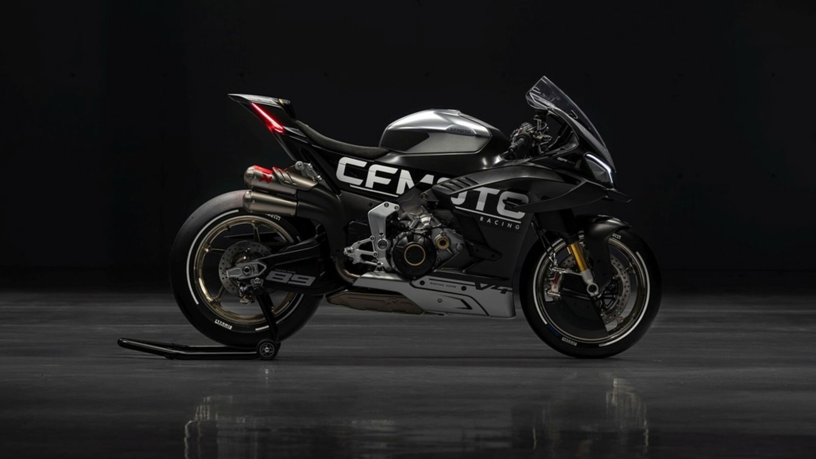 Le prototype CFMoto V4 SR-RR possède plus de 200 ch et des winglets actifs
