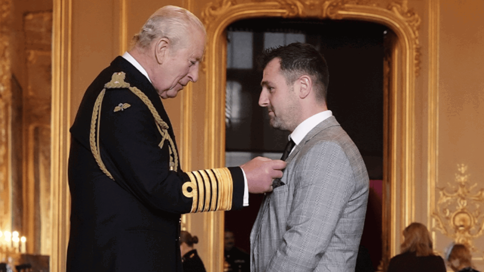 Michael Dunlop, légende du TT de l'île de Man, reçoit le MBE du roi Charles