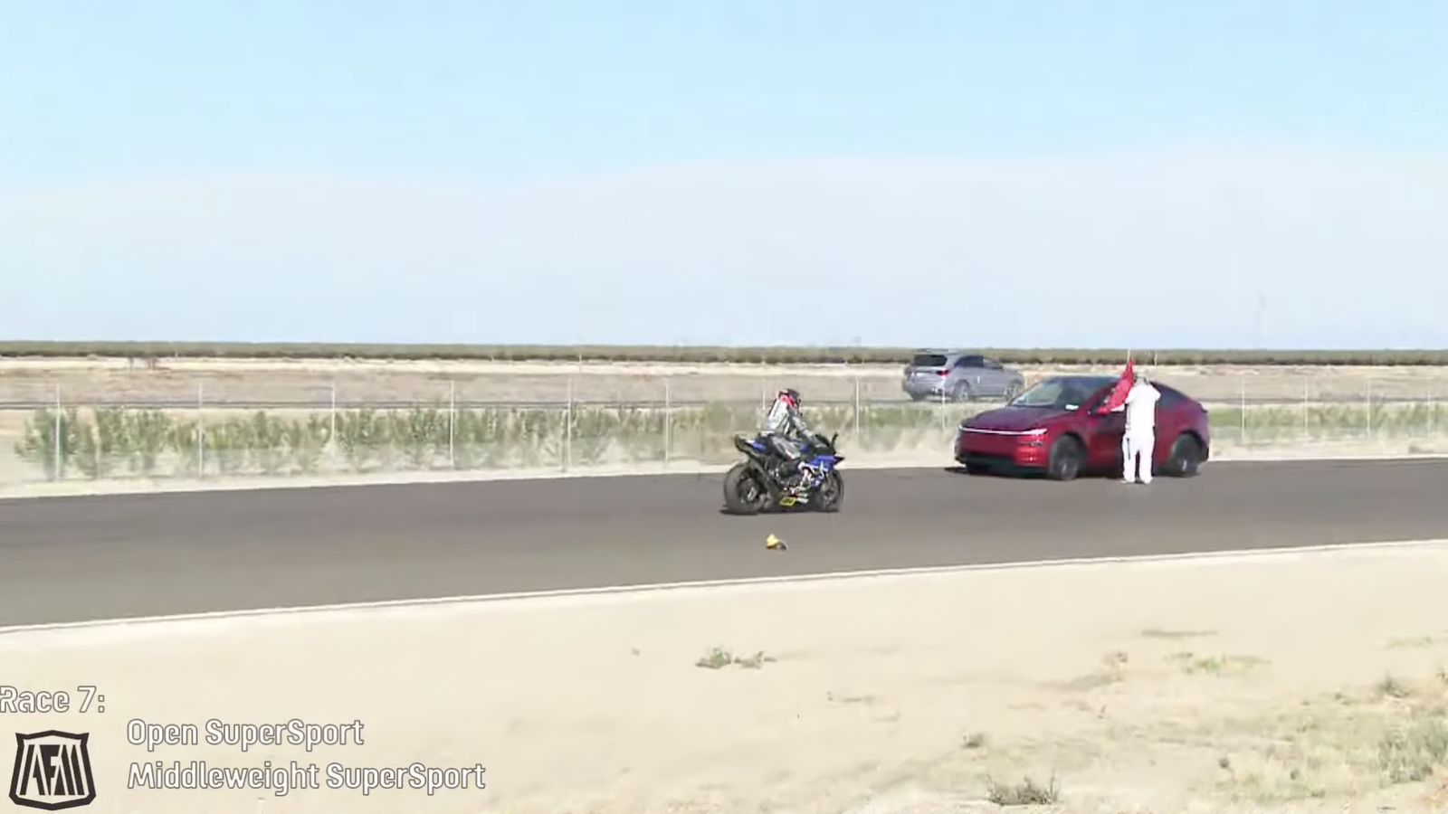 Un pilote Tesla entre sur le Buttonwillow Raceway lors de la course AFM Supersport