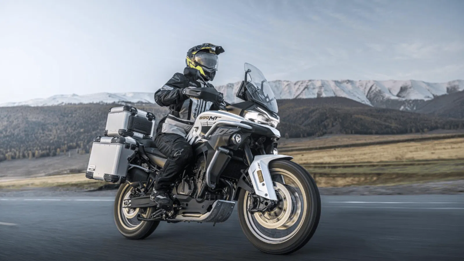 CFMoto lance le nouveau 800MT ES avec suspension KYB à réglage électronique