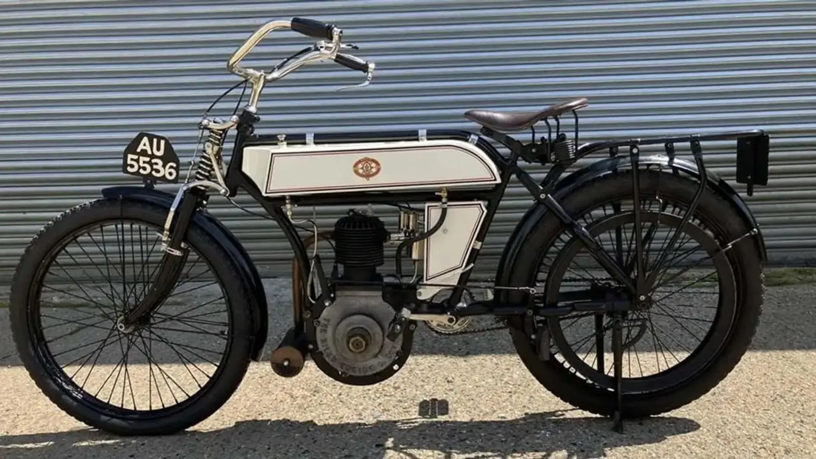 Des voleurs volent ce qui serait la seule moto Riley de 1904 encore au Royaume-Uni.