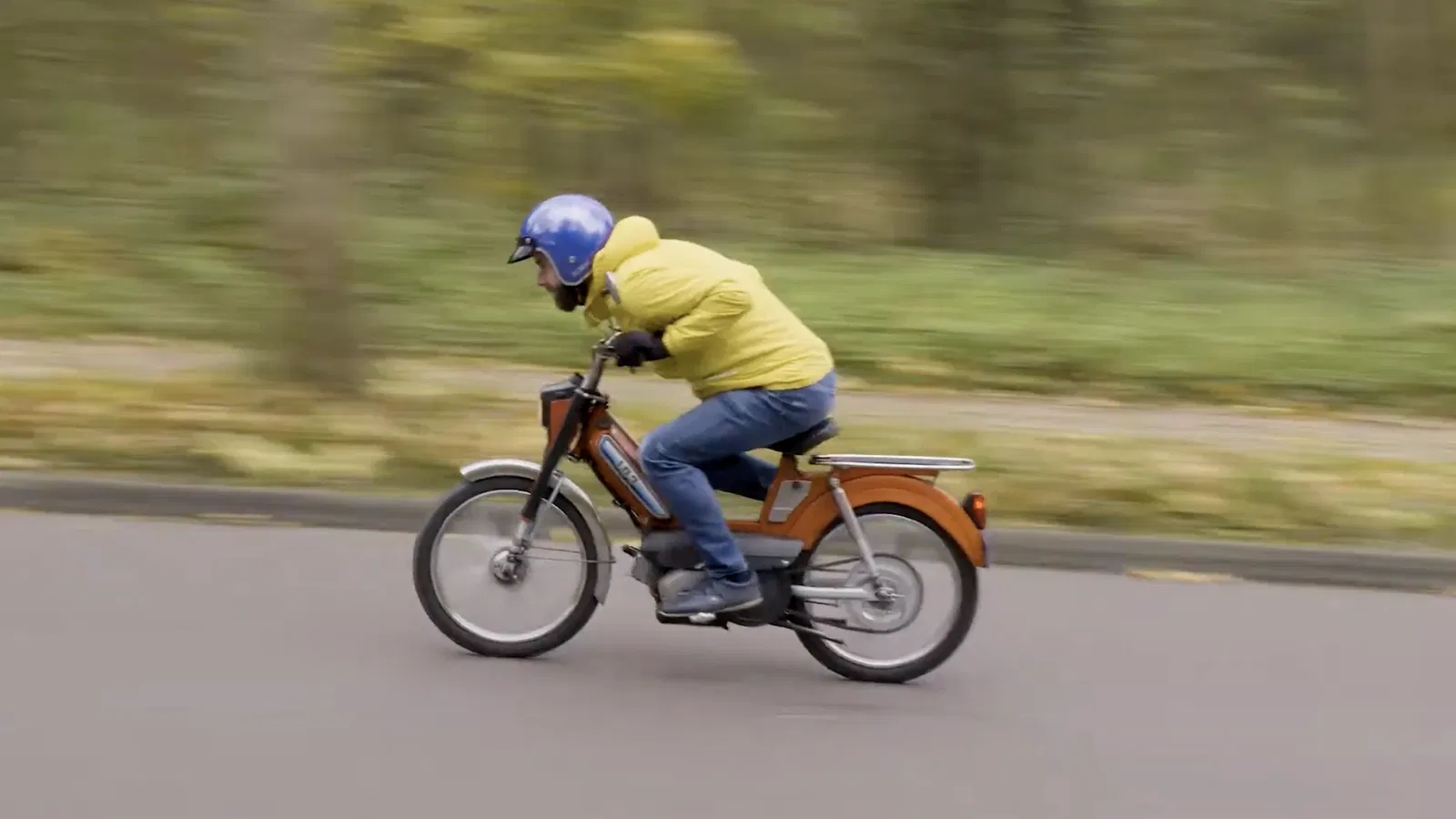 La plaque signalétique Peugeot 103 ravivée pour une moto électrique légère