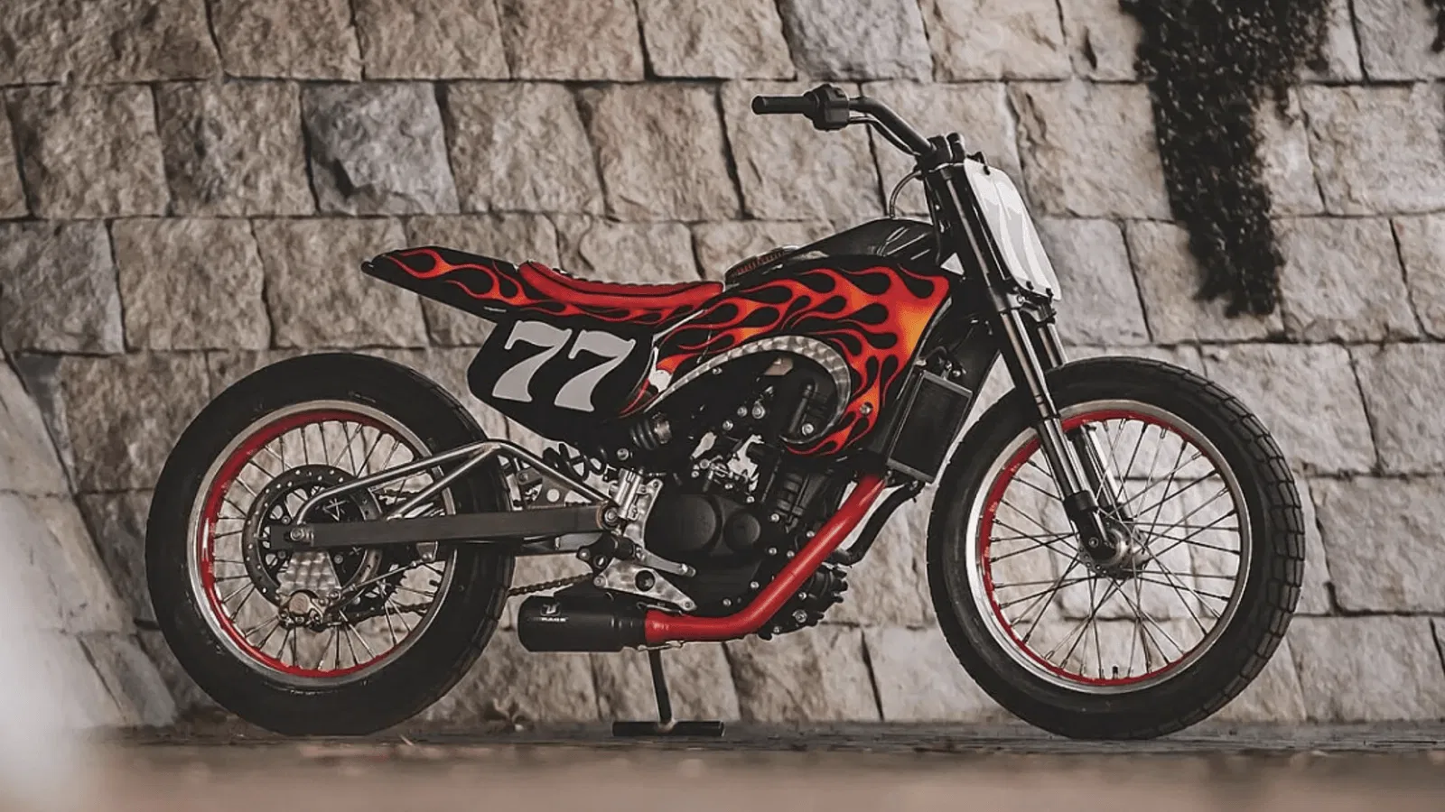 Le Carolina Reaper Royal Enfield Guerrilla 450 brise sa couverture au Japon