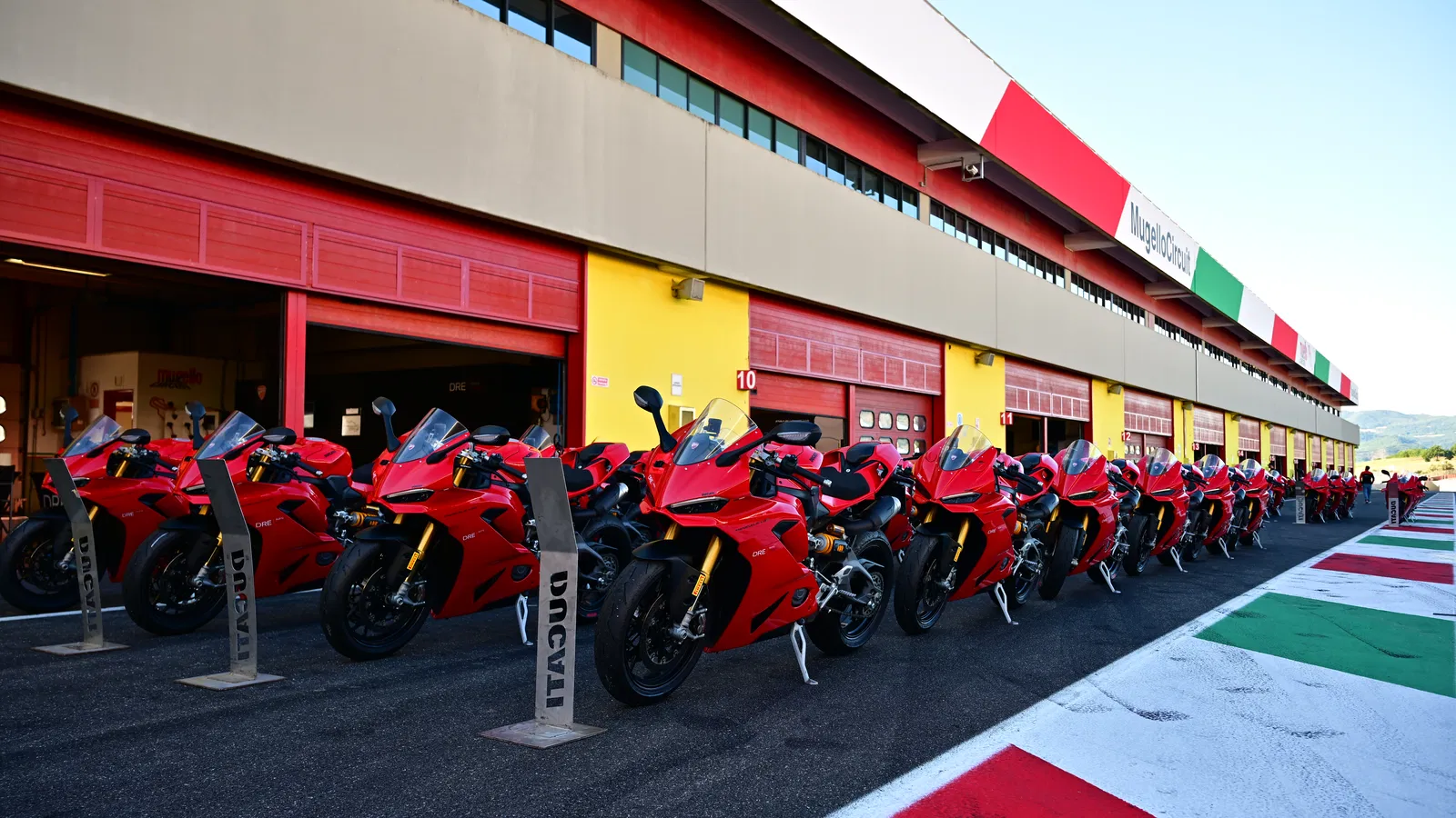 Les nouvelles Ducati Panigale V4 R et Monster V2 ajoutées aux cours de la DRE Academy