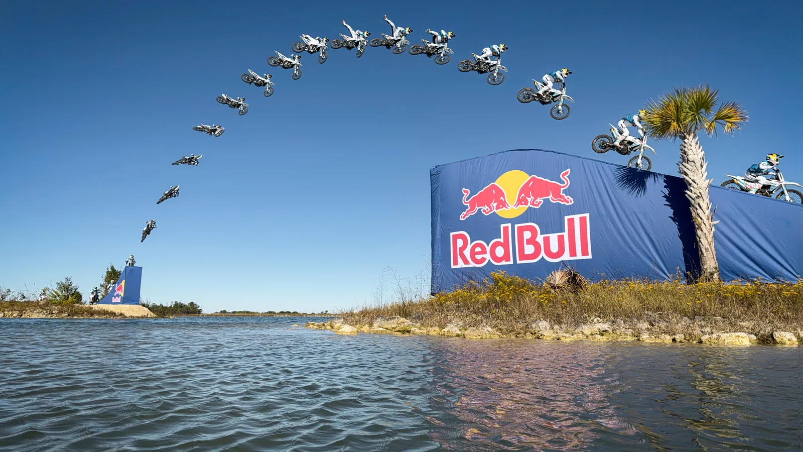 Regardez Tyler Bereman sauter six îles sur une moto tout-terrain dans le Red Bull Island Hopper
