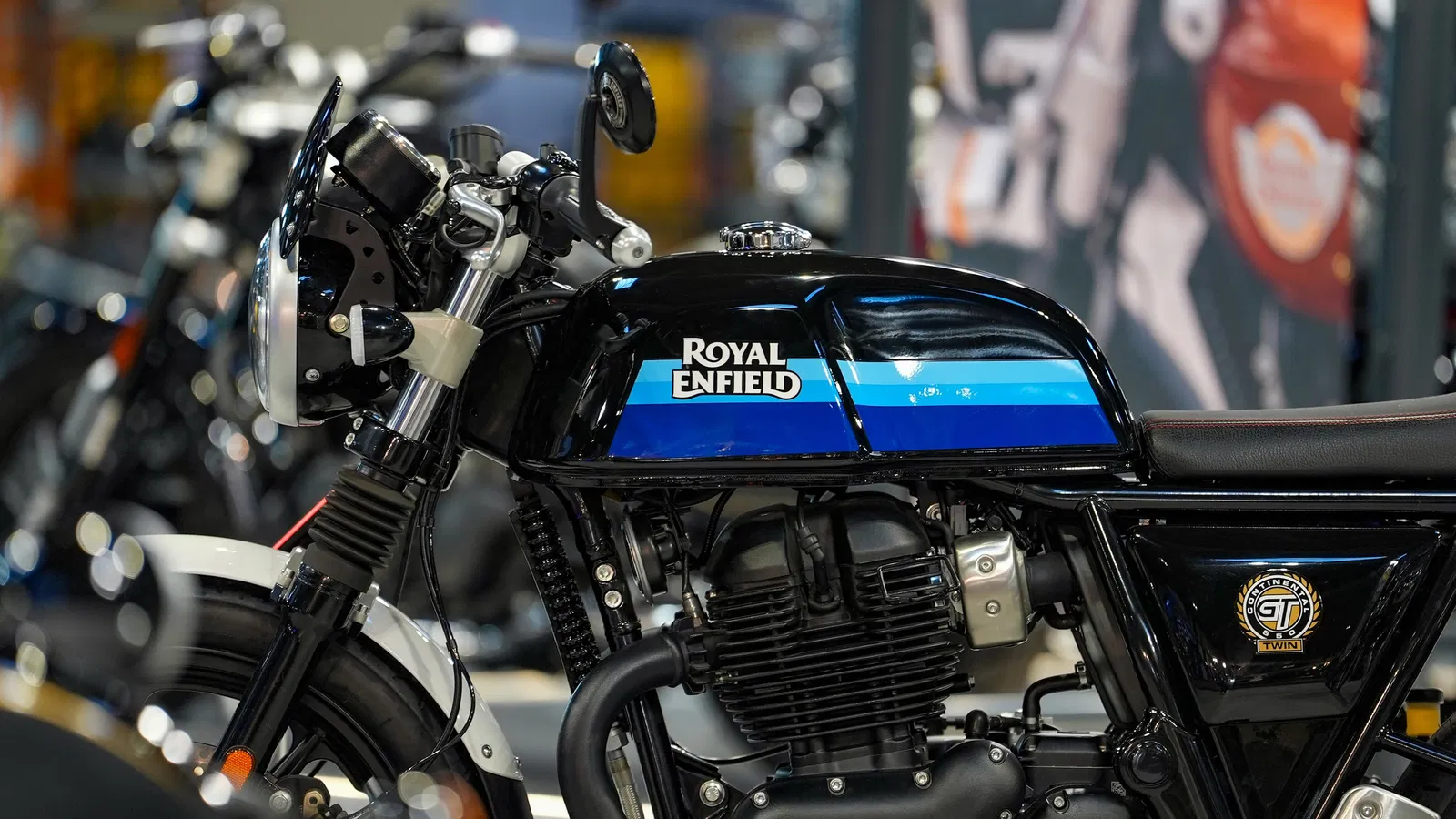 Royal Enfield célèbre le MCL25 et envisage le grand 2026