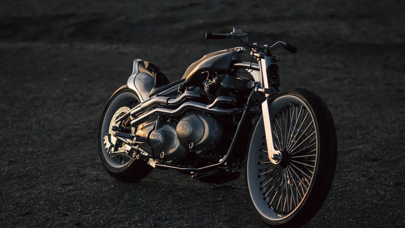 Custom Works Zon Royal Enfield Classic 650 est une moto personnalisée bimoteur à queue rigide