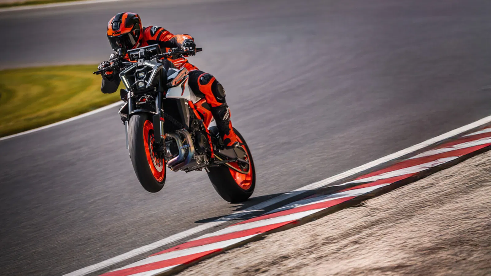 La KTM 990 Duke R enfin révélée comme faisant partie de la gamme nue « la plus complète » à ce jour