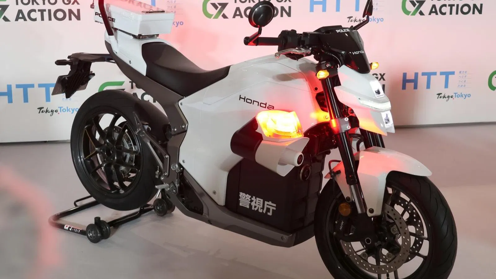 La WN7 de Honda se révèle être une moto de police blanche
