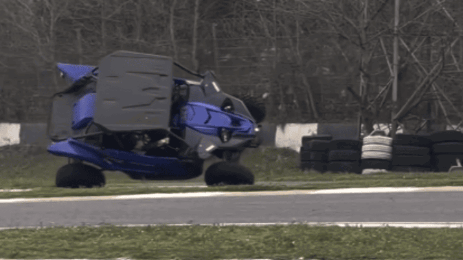 La star du MotoGP Toprak Razgatlioglu conduit un quatre-roues Yamaha sur deux roues