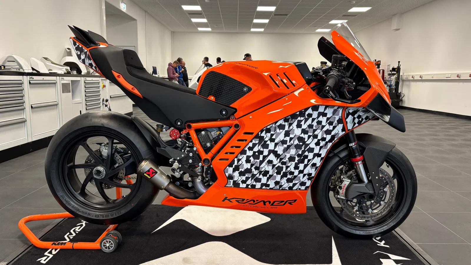 Le kit de course raffiné KTM Super Duke Kramer arrive