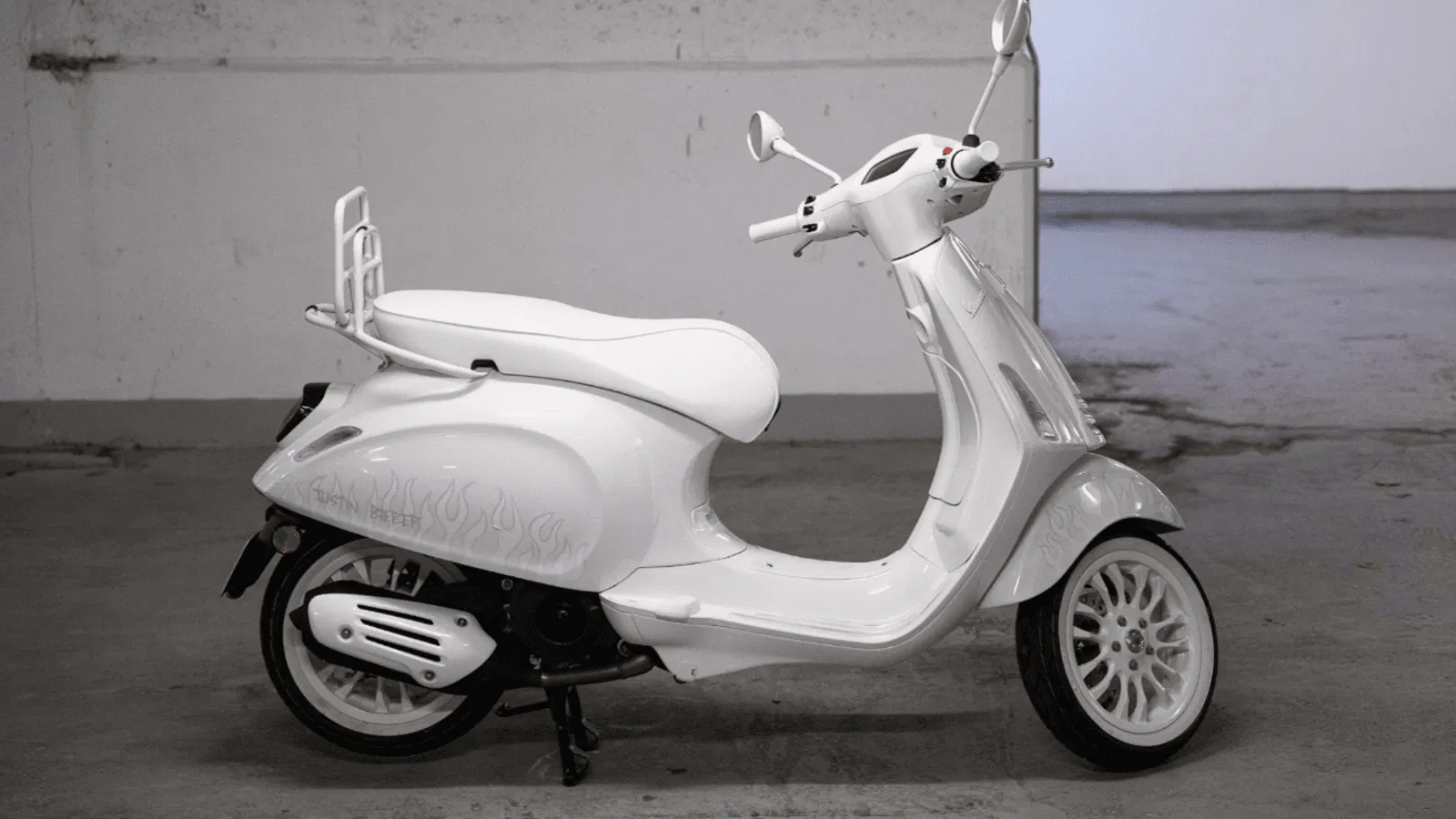 Une édition limitée de Justin Bieber Vespa Sprint 150 est mise aux enchères au Royaume-Uni