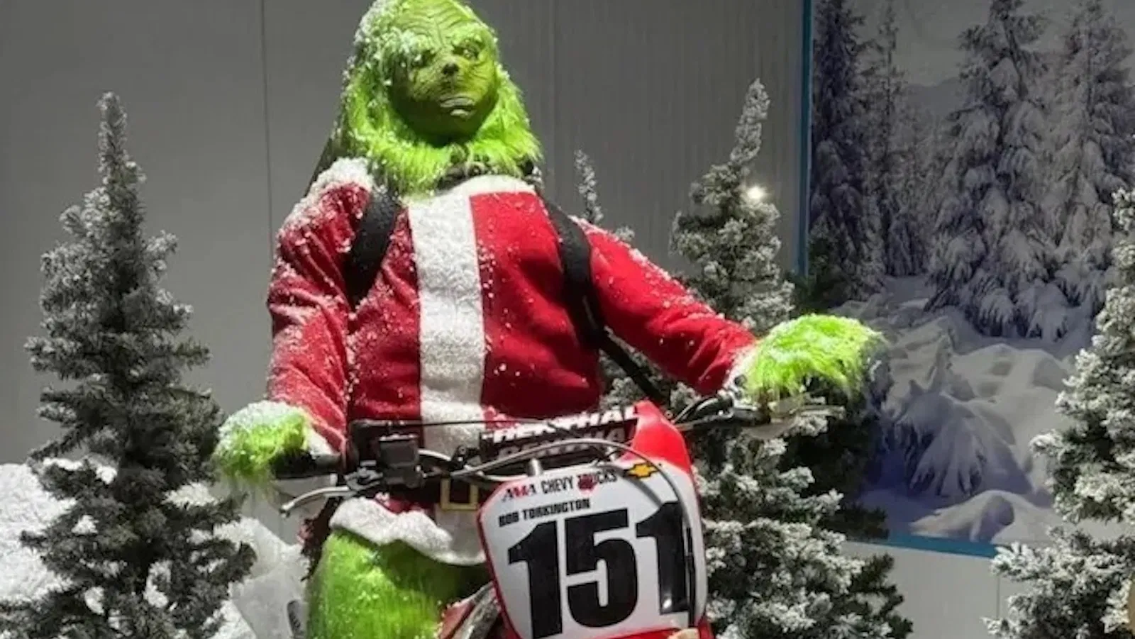 Une exposition de Christmas Grinch perquisitionnée alors que des escrocs volaient des motos tout-terrain