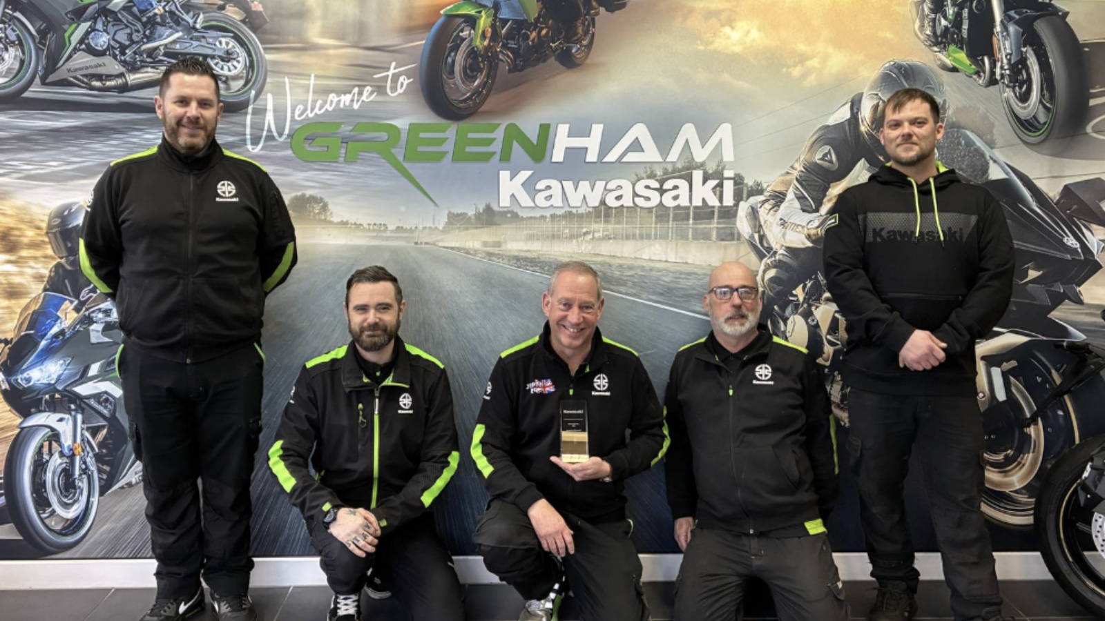 Greenham Kawasaki, basé dans le Berkshire, reçoit le prix du concessionnaire de l'année