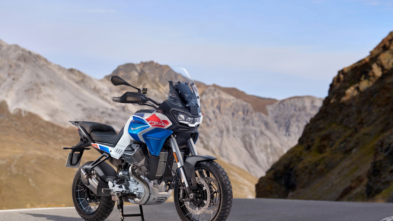 Le kit Grand Tour d'une valeur de 2 447 £ est gratuit avec tout modèle Moto Guzzi Stelvio 2025