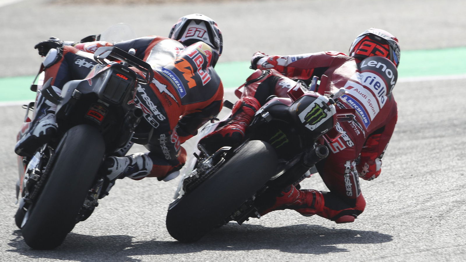 Marc Marquez passes Pedro Acosta, 2026 MotoGP Thai Grand Prix, Sprint. Credit: Gold and Goose.