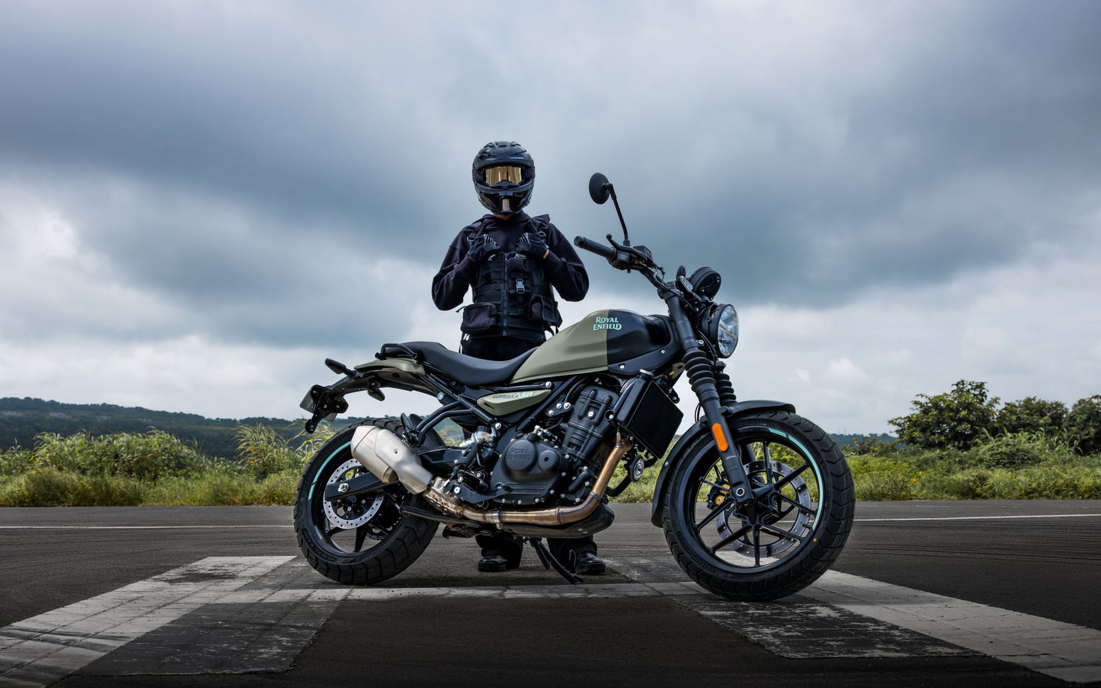 Un pilote debout derrière une moto Guerrilla 450