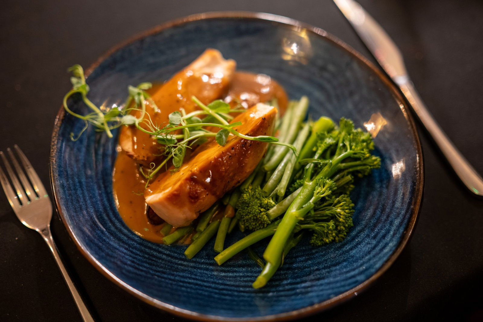 La nourriture est excellente, avec un menu varié