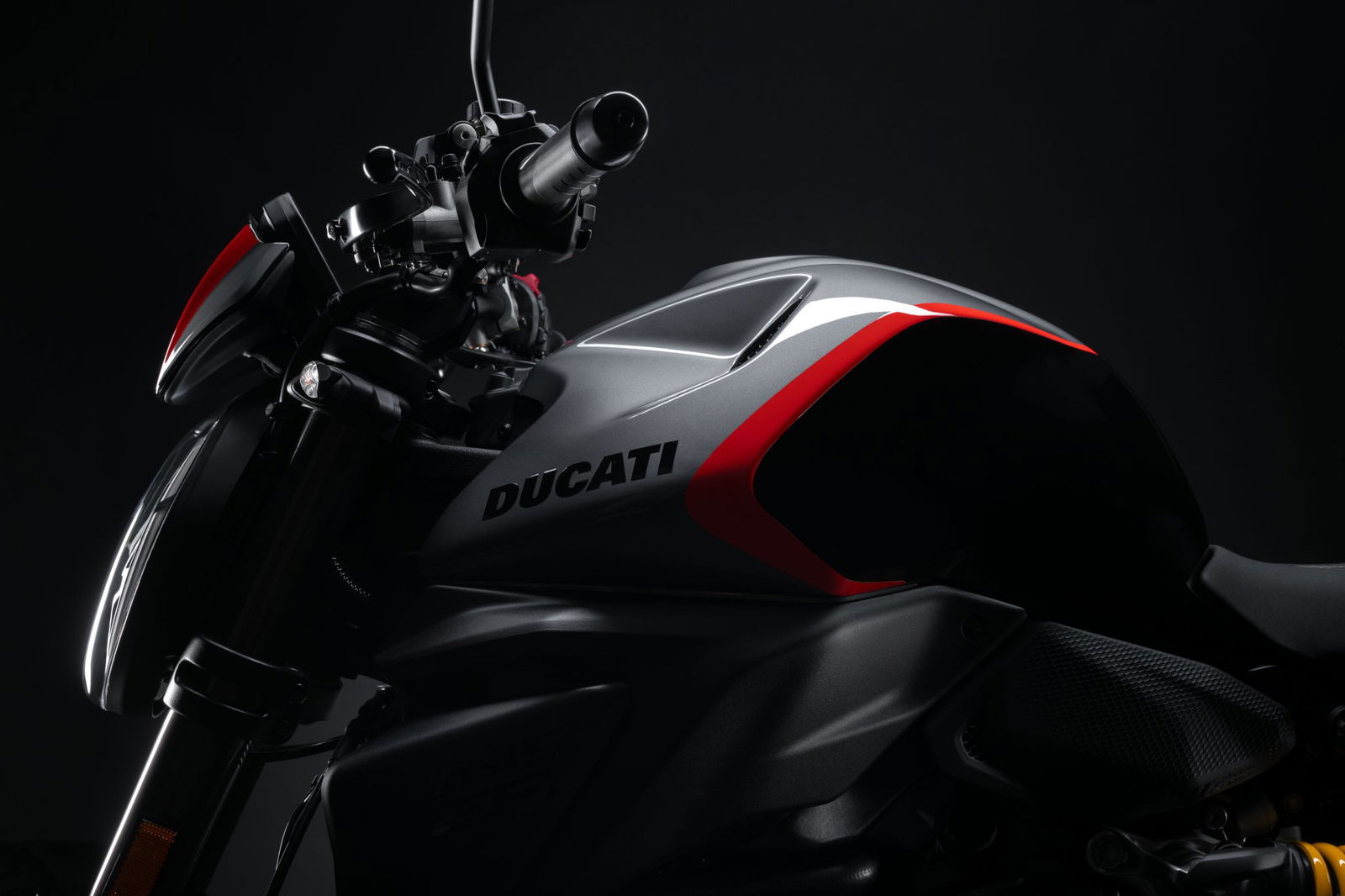 Le réservoir de carburant et le guidon de la Ducati Monster