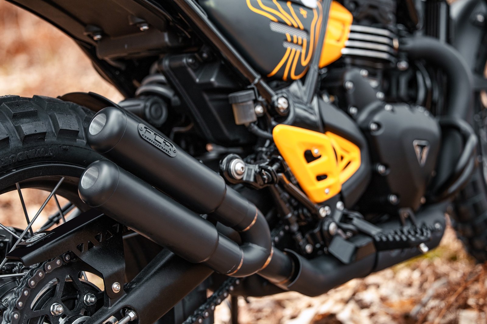 Double échappement sur le Scrambler 400 Escape. Crédit photo - FCR Original