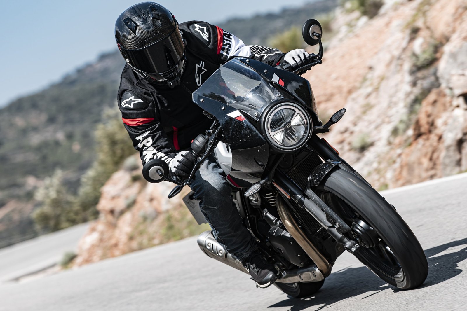 Triumph Thruxton 400 - équitation