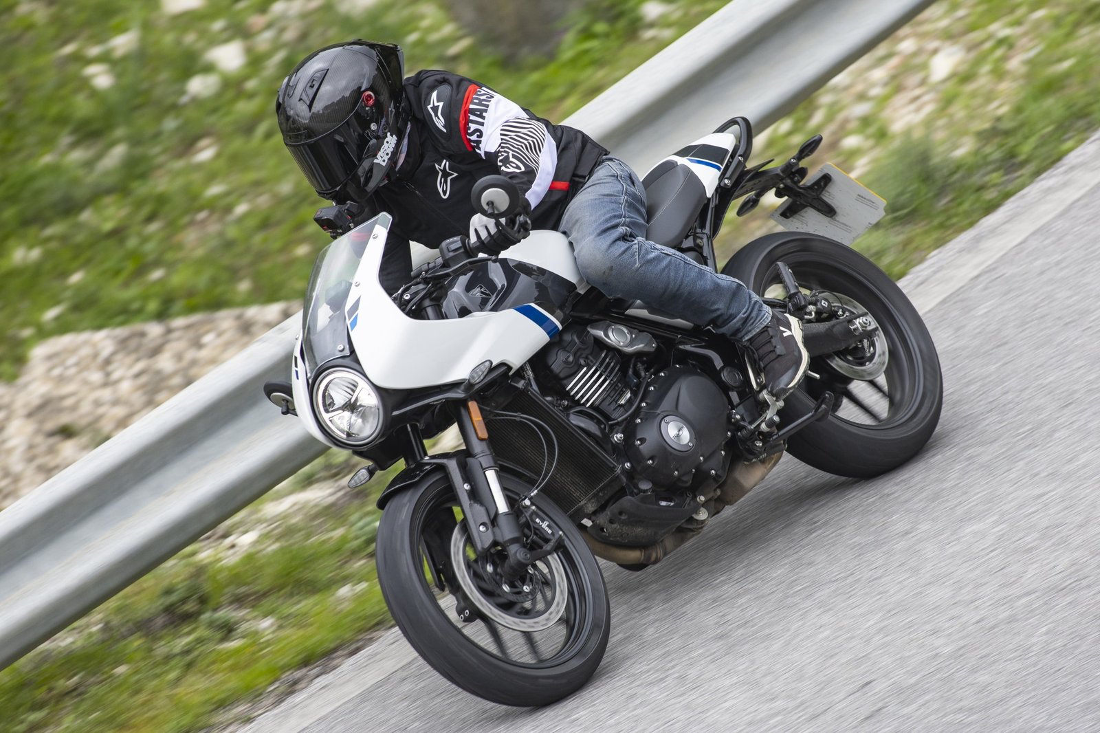 Triumph Thruxton 400 - équitation