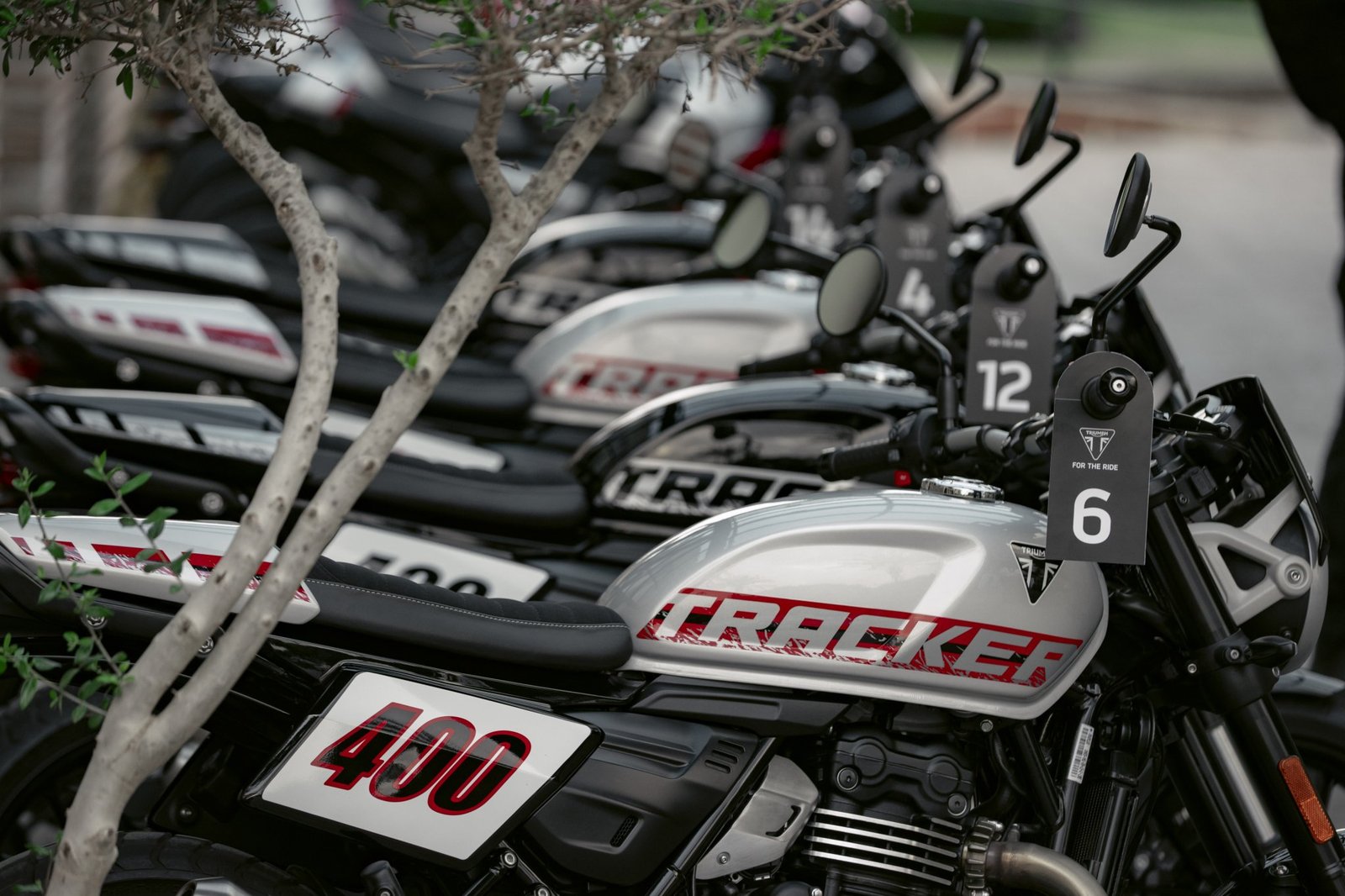 La Triumph Tracker 400 2026 - BTS