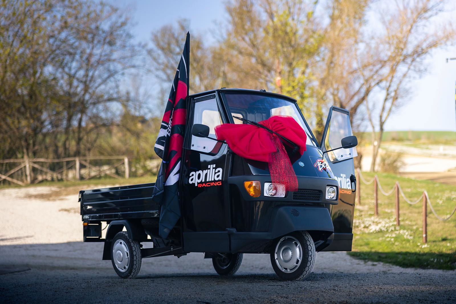 Le Piaggio Ape de Marco Bezzecchi. Crédit : Aprilia Racing.