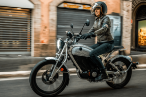 La Royal Enfield Flying Flea C6 sillonne pour la première fois les routes européennes