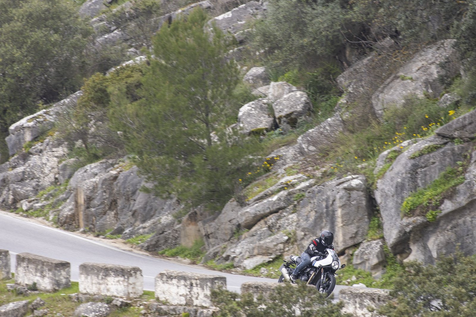 Triumph Thruxton 400 - équitation