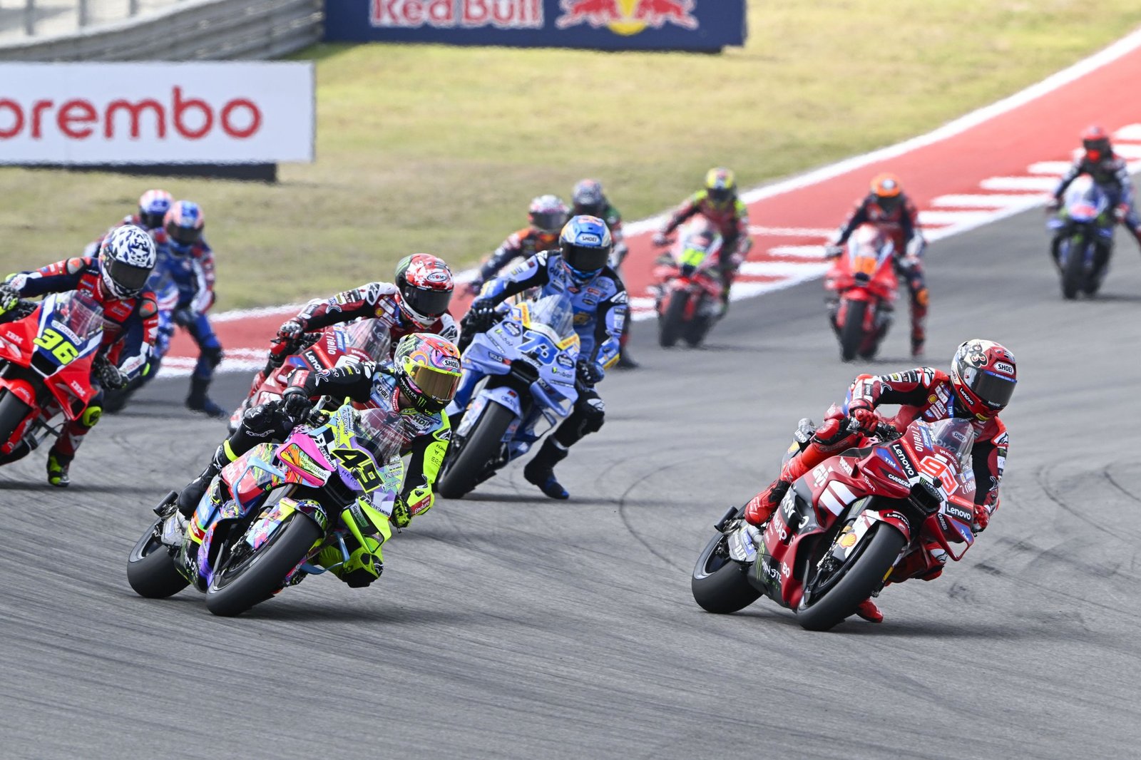 Marc Marquez fait une passe sur Fabio Di Giannantonio. Crédit photo - Gold and Goose