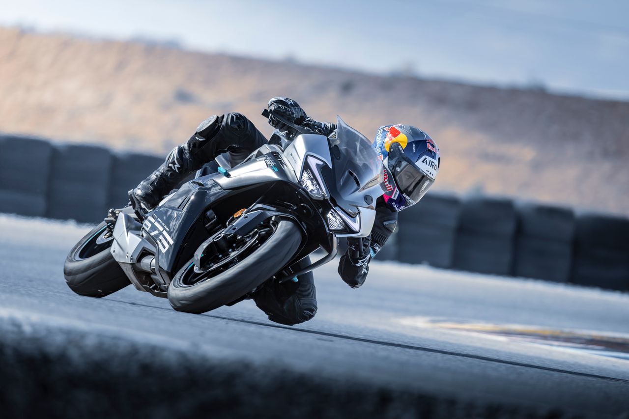 Le CFMoto 675SR-R - conduite