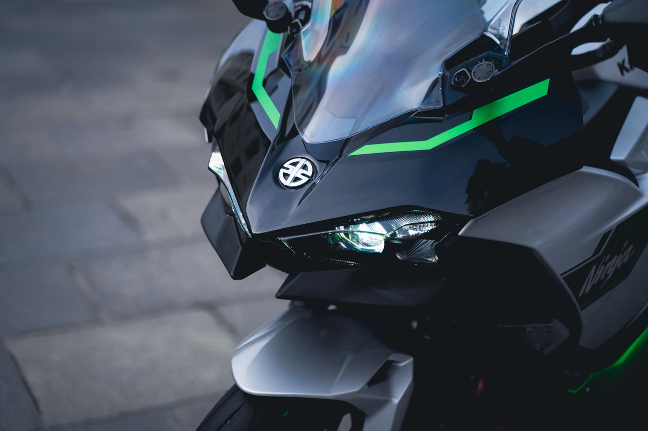Vue avant d'une Kawasaki Ninja 7 hybride 2024