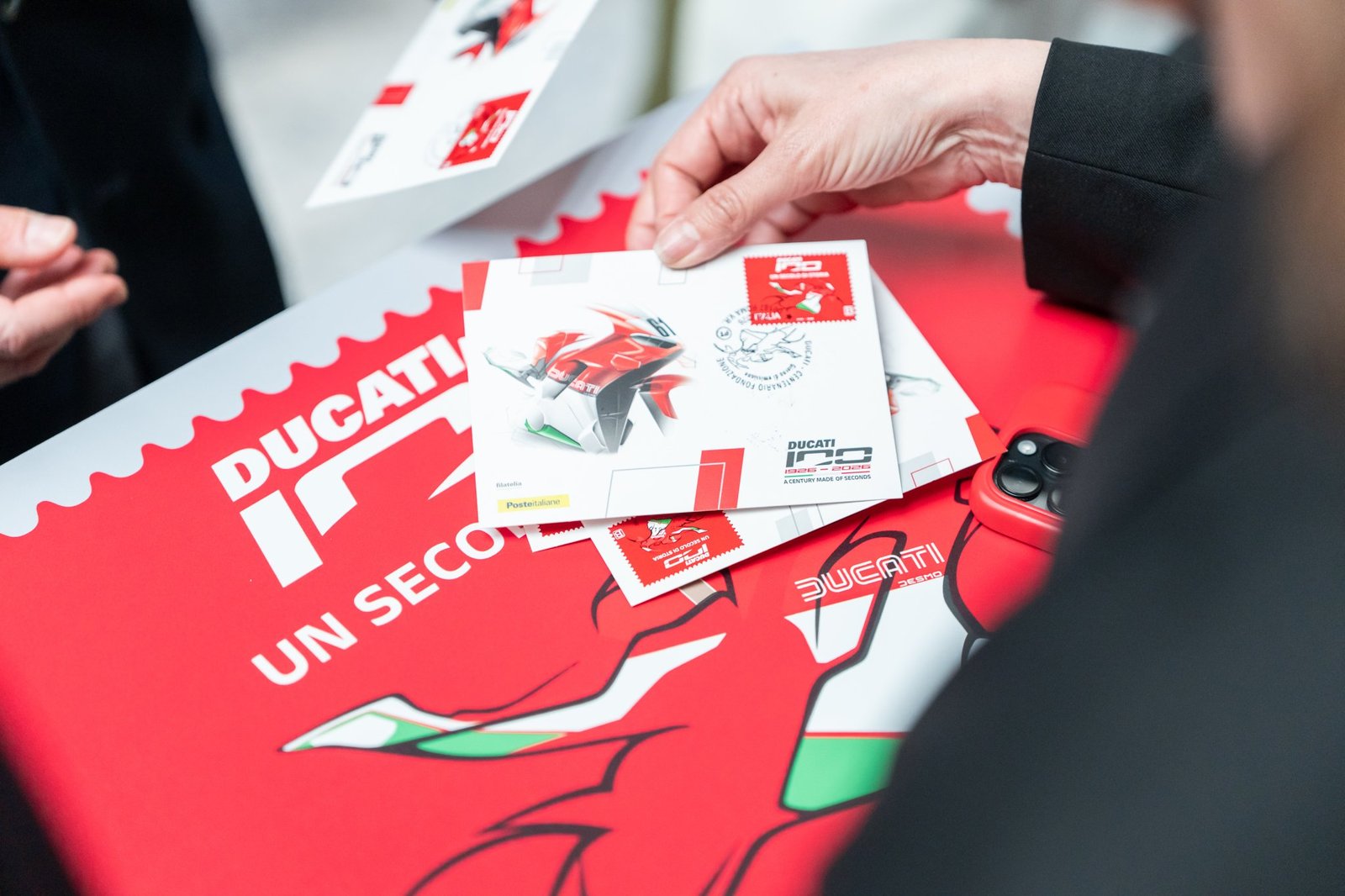 Le timbre du centenaire de Ducati dévoilé en Italie