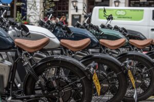 Les ventes de motos électriques au Pakistan explosent alors que les prix du carburant augmentent