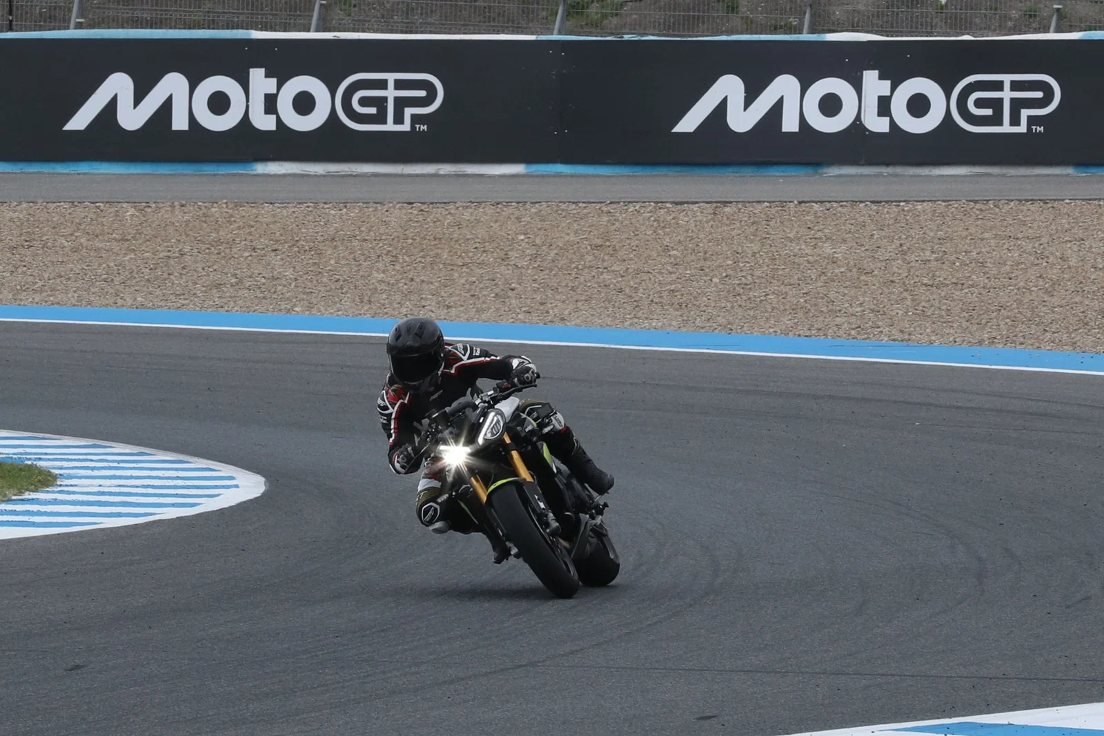 La Triumph Street Triple 765 Moto2 Edition - conduite