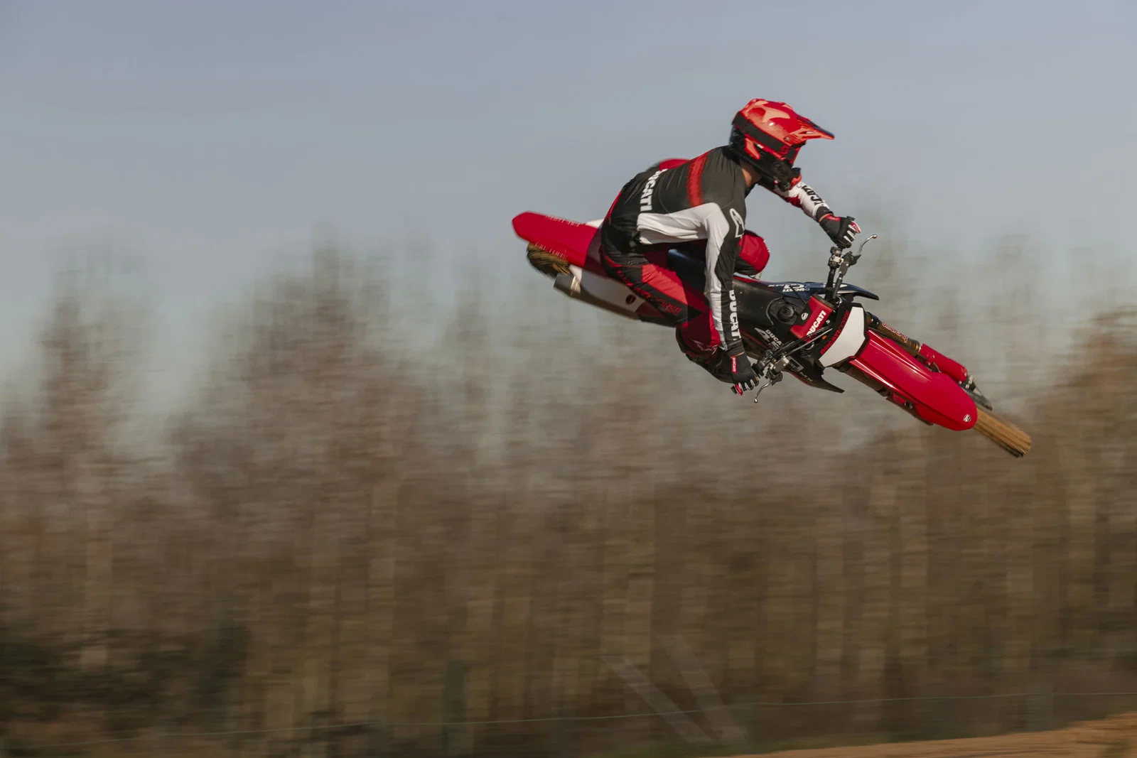 La nouvelle Ducati Desmo450 MX Factory dans les airs