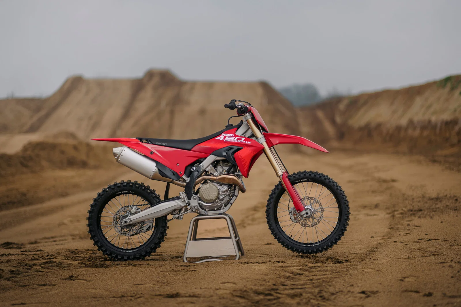 Vue latérale de la nouvelle Ducati Desmo450 MX